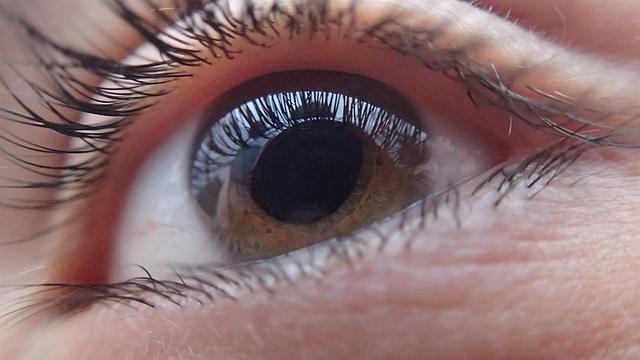 Uso de óculos ou lentes de contato não tem relação direta com o glaucoma, esclarece médica